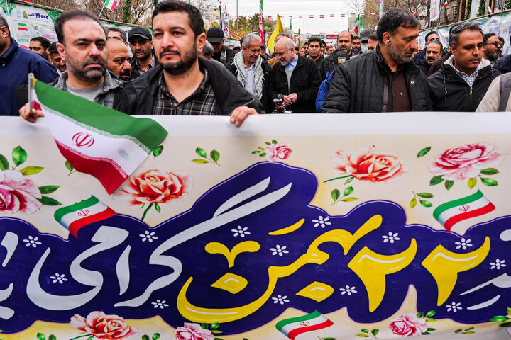 قالیباف در قلب حماسه ۲۲ بهمن/ قاب مشترک رئیس مجلس و ملت در جشن چهل‌وهفت سالگی