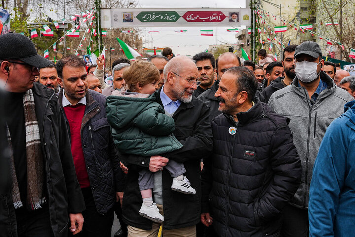 قالیباف در قلب حماسه ۲۲ بهمن/ قاب مشترک رئیس مجلس و ملت در جشن چهل‌وهفت سالگی