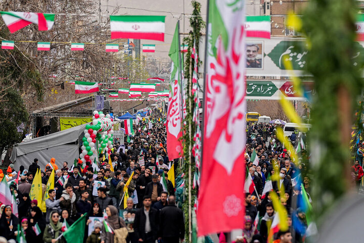 قالیباف در قلب حماسه ۲۲ بهمن/ قاب مشترک رئیس مجلس و ملت در جشن چهل‌وهفت سالگی