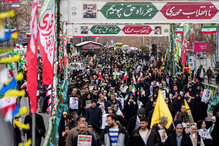 قالیباف در قلب حماسه ۲۲ بهمن/ قاب مشترک رئیس مجلس و ملت در جشن چهل‌وهفت سالگی