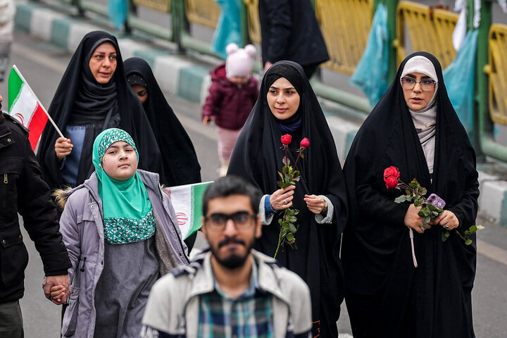 قالیباف در قلب حماسه ۲۲ بهمن/ قاب مشترک رئیس مجلس و ملت در جشن چهل‌وهفت سالگی