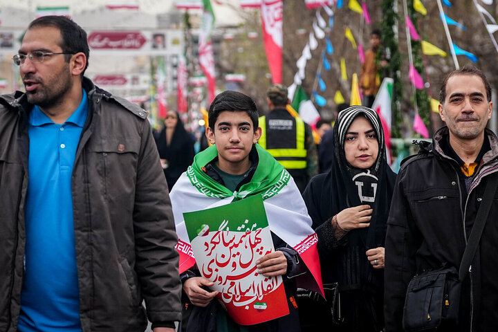 قالیباف در قلب حماسه ۲۲ بهمن/ قاب مشترک رئیس مجلس و ملت در جشن چهل‌وهفت سالگی