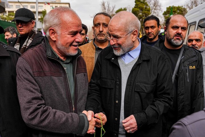 قالیباف در قلب حماسه ۲۲ بهمن/ قاب مشترک رئیس مجلس و ملت در جشن چهل‌وهفت سالگی