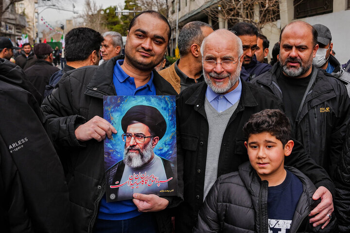 قالیباف در قلب حماسه ۲۲ بهمن/ قاب مشترک رئیس مجلس و ملت در جشن چهل‌وهفت سالگی