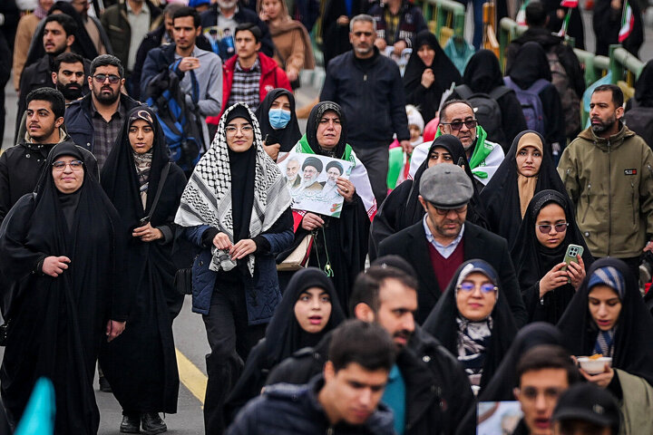 قالیباف در قلب حماسه ۲۲ بهمن/ قاب مشترک رئیس مجلس و ملت در جشن چهل‌وهفت سالگی