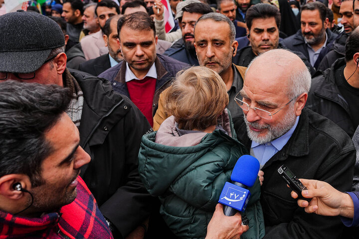 قالیباف در قلب حماسه ۲۲ بهمن/ قاب مشترک رئیس مجلس و ملت در جشن چهل‌وهفت سالگی