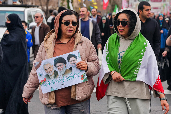 قالیباف در قلب حماسه ۲۲ بهمن/ قاب مشترک رئیس مجلس و ملت در جشن چهل‌وهفت سالگی