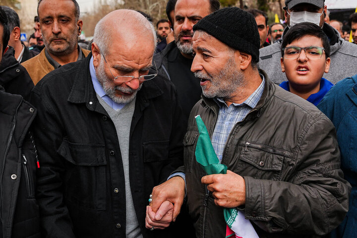 قالیباف در قلب حماسه ۲۲ بهمن/ قاب مشترک رئیس مجلس و ملت در جشن چهل‌وهفت سالگی