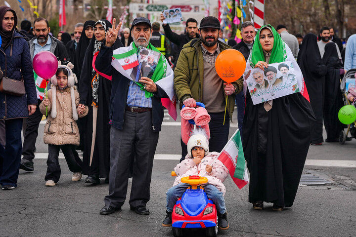 قالیباف در قلب حماسه ۲۲ بهمن/ قاب مشترک رئیس مجلس و ملت در جشن چهل‌وهفت سالگی