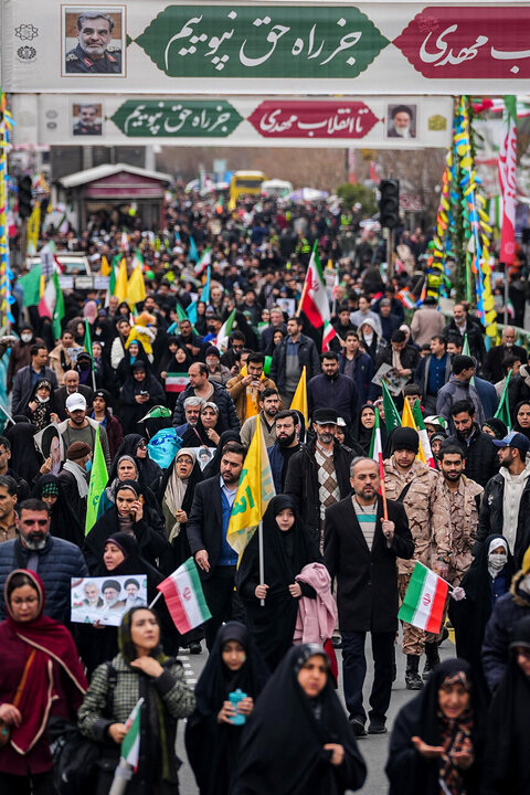 قالیباف در قلب حماسه ۲۲ بهمن/ قاب مشترک رئیس مجلس و ملت در جشن چهل‌وهفت سالگی