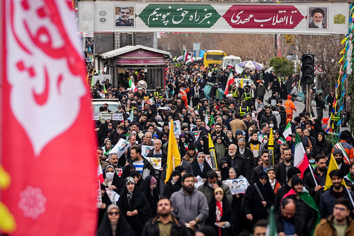 قالیباف در قلب حماسه ۲۲ بهمن/ قاب مشترک رئیس مجلس و ملت در جشن چهل‌وهفت سالگی
