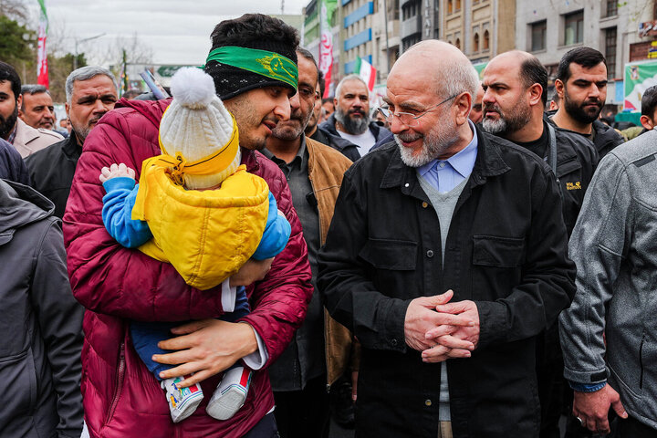 قالیباف در قلب حماسه ۲۲ بهمن/ قاب مشترک رئیس مجلس و ملت در جشن چهل‌وهفت سالگی