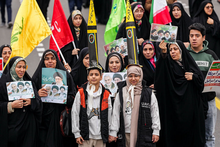 قالیباف در قلب حماسه ۲۲ بهمن/ قاب مشترک رئیس مجلس و ملت در جشن چهل‌وهفت سالگی