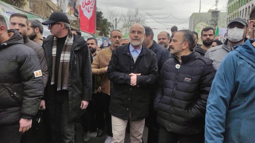 قالیباف در قلب حماسه ۲۲ بهمن/ قاب مشترک رئیس مجلس و ملت در جشن چهل‌وهفت سالگی