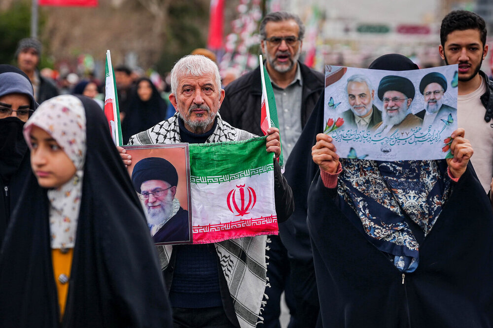 قالیباف در قلب حماسه ۲۲ بهمن/ قاب مشترک رئیس مجلس و ملت در جشن چهل‌وهفت سالگی