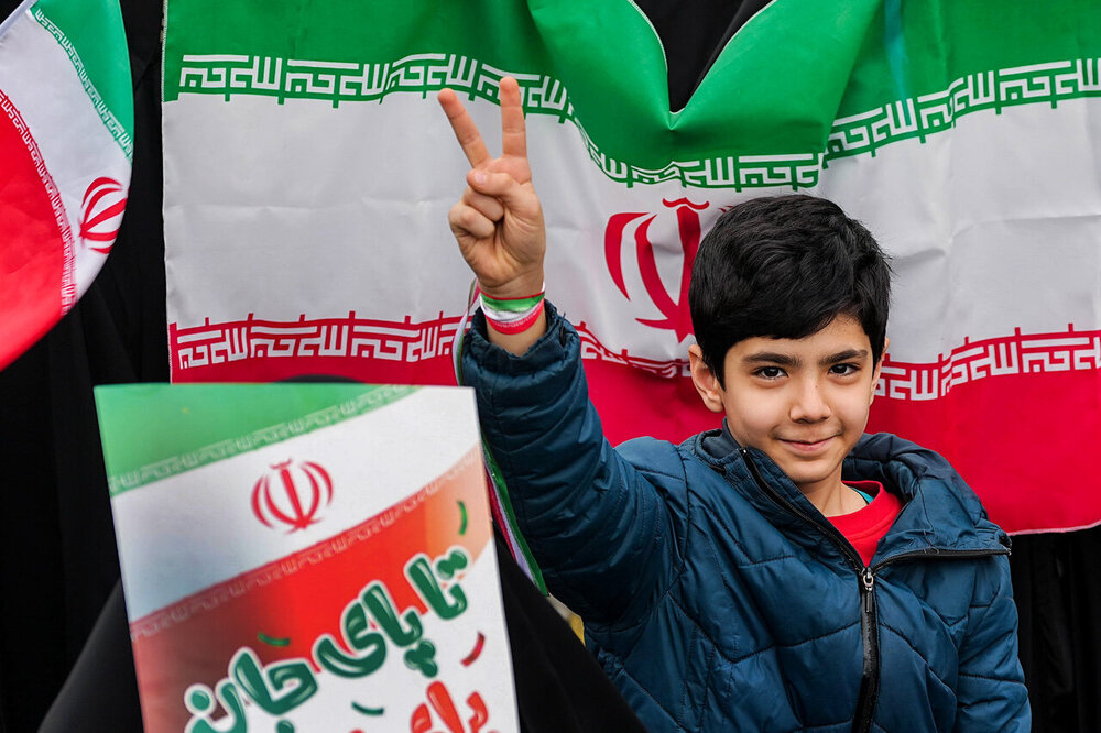 قالیباف در قلب حماسه ۲۲ بهمن/ قاب مشترک رئیس مجلس و ملت در جشن چهل‌وهفت سالگی