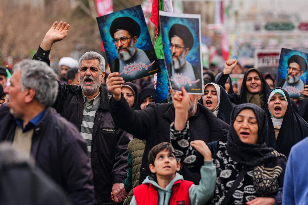 قالیباف در قلب حماسه ۲۲ بهمن/ قاب مشترک رئیس مجلس و ملت در جشن چهل‌وهفت سالگی