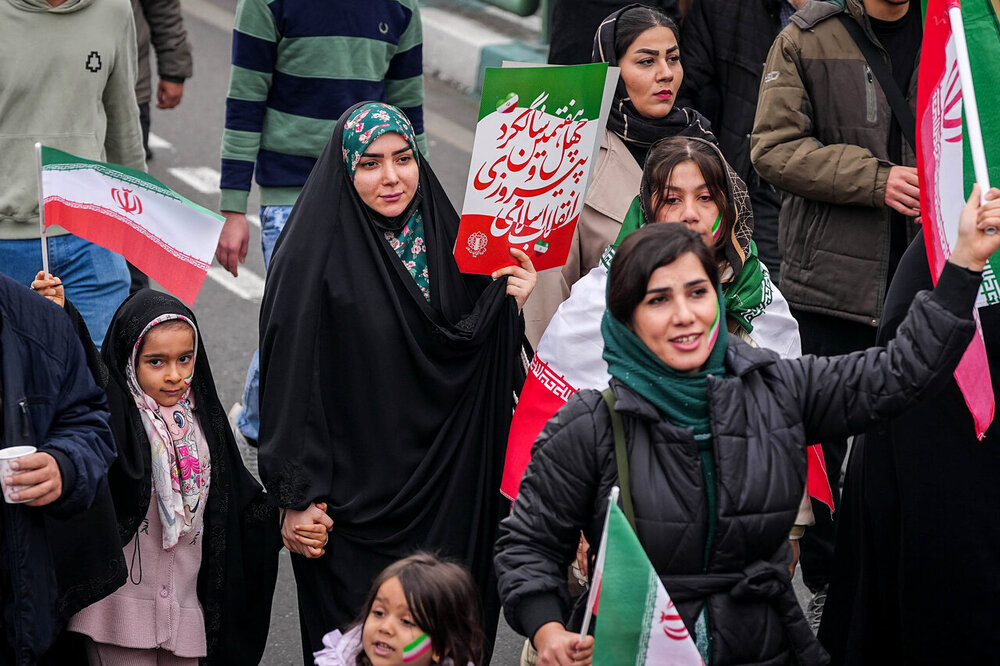 قالیباف در قلب حماسه ۲۲ بهمن/ قاب مشترک رئیس مجلس و ملت در جشن چهل‌وهفت سالگی