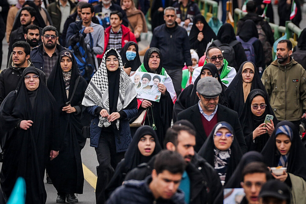 قالیباف در قلب حماسه ۲۲ بهمن/ قاب مشترک رئیس مجلس و ملت در جشن چهل‌وهفت سالگی