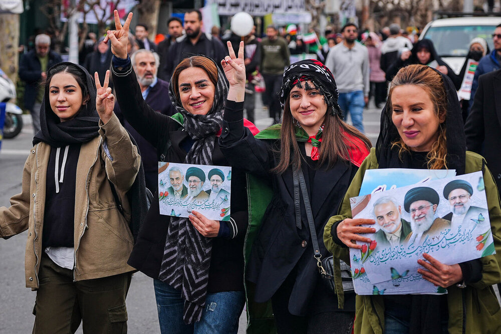 قالیباف در قلب حماسه ۲۲ بهمن/ قاب مشترک رئیس مجلس و ملت در جشن چهل‌وهفت سالگی