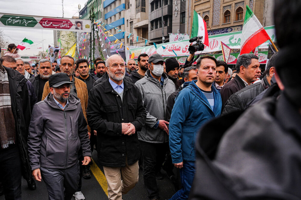 قالیباف در قلب حماسه ۲۲ بهمن/ قاب مشترک رئیس مجلس و ملت در جشن چهل‌وهفت سالگی