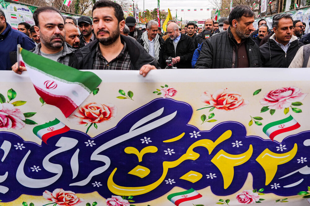 قالیباف در قلب حماسه ۲۲ بهمن/ قاب مشترک رئیس مجلس و ملت در جشن چهل‌وهفت سالگی