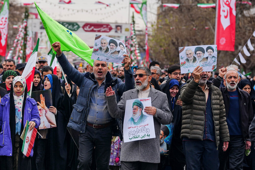 قالیباف در قلب حماسه ۲۲ بهمن/ قاب مشترک رئیس مجلس و ملت در جشن چهل‌وهفت سالگی