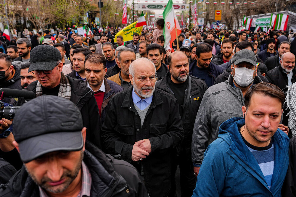 قالیباف در قلب حماسه ۲۲ بهمن/ قاب مشترک رئیس مجلس و ملت در جشن چهل‌وهفت سالگی