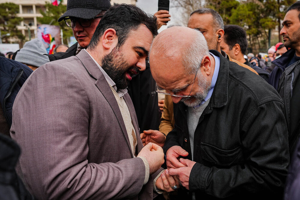 قالیباف در قلب حماسه ۲۲ بهمن/ قاب مشترک رئیس مجلس و ملت در جشن چهل‌وهفت سالگی