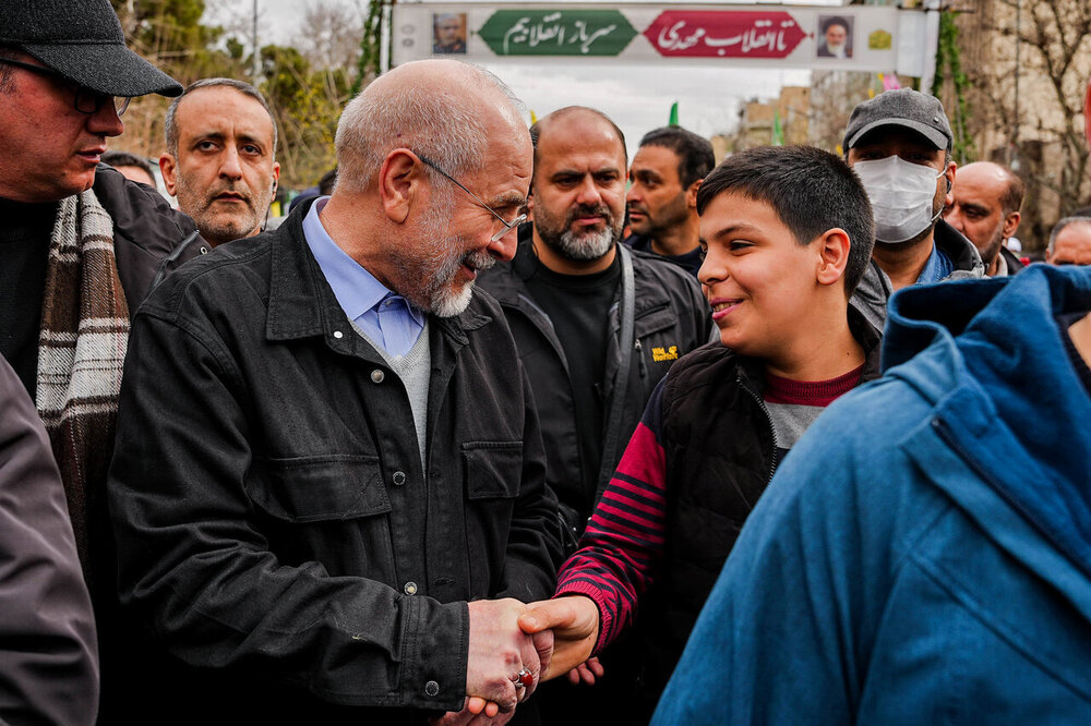 قالیباف در قلب حماسه ۲۲ بهمن/ قاب مشترک رئیس مجلس و ملت در جشن چهل‌وهفت سالگی