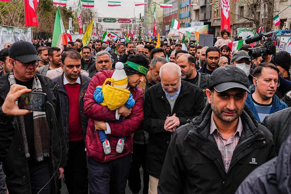 قالیباف در قلب حماسه ۲۲ بهمن/ قاب مشترک رئیس مجلس و ملت در جشن چهل‌وهفت سالگی